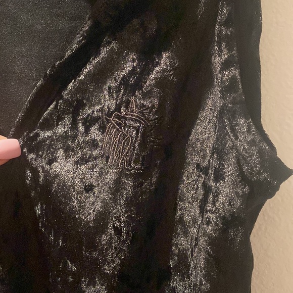 Reigning Fury crushed velvet top - Picture 2 of 3
